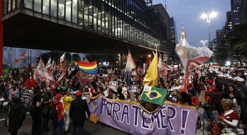 Manifestación en apoyo a Dilma Rousseff en las calles de Sao Paulo. (Miguel SCHINCARIOL/AFP)