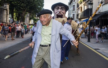 Desfile de Gargantúa por las calles de Gernika. (Marisol RAMIREZ/ARGAZKI PRESS)