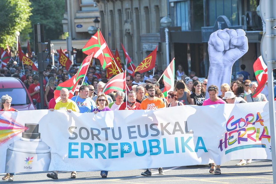 Sortu se manifiesta en Donostia al comienzo de Aste Nagusia. (Idoia ZABALETA / ARGAZKI PRESS)