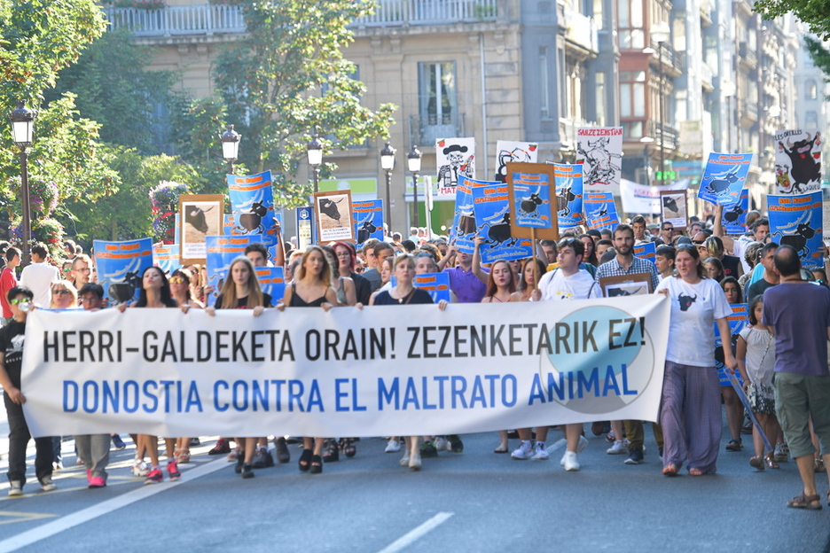 Galdeketa bat irudikatu dute zezenketaren aurkakoek. (Idoia ZABALETA / ARGAZKI PRESS)