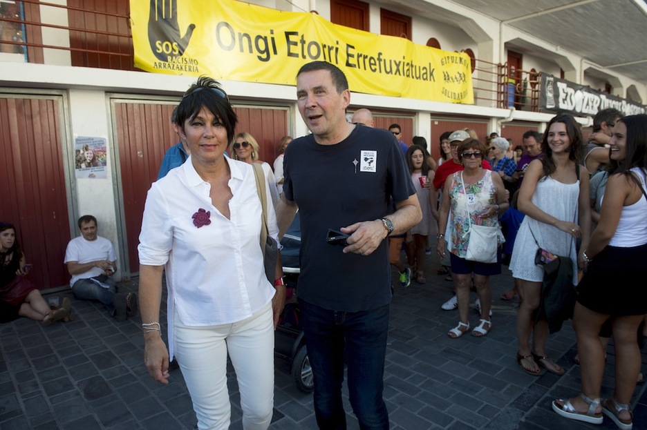 Maddalen Iriarte eta Arnaldo Otegik La Flamenkan ekin diote jaiari. (Iñigo URIZ / ARGAZKI PRESS)