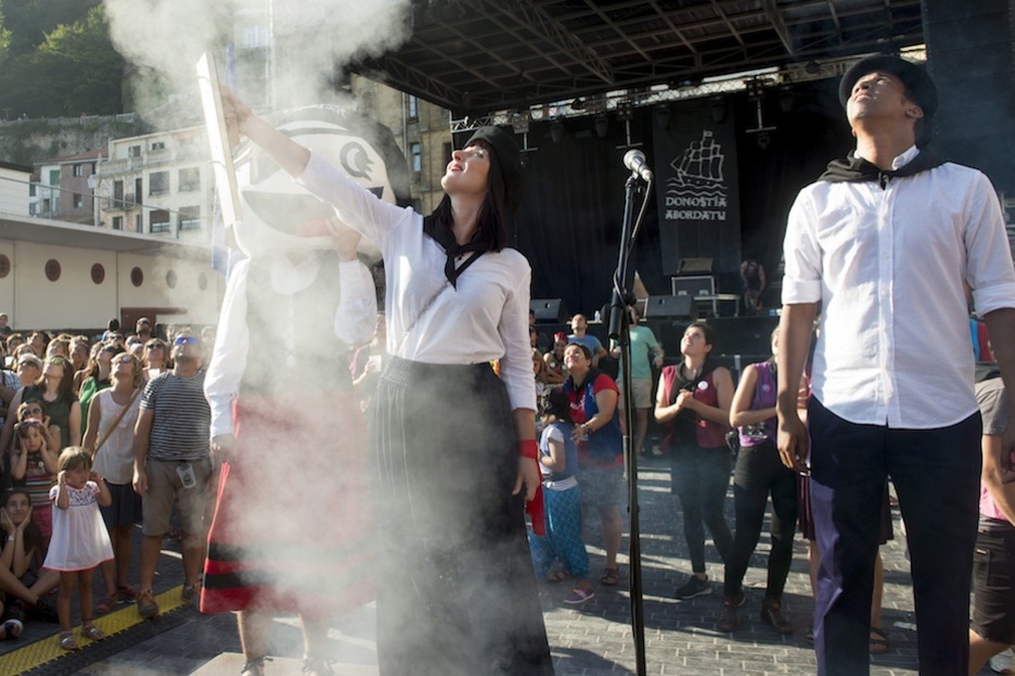 Kateryna Kirsanova eta Hassanna Aaliak piztu dute txupinazoa errefuxiatuen izenean. (Iñigo URIZ / ARGAZKI PRESS) 