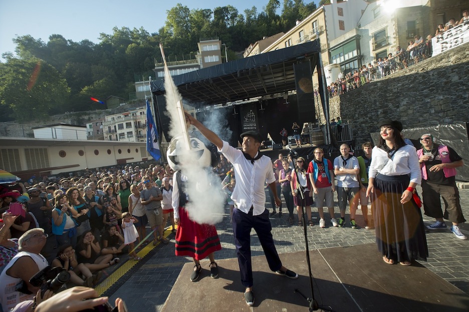 Jende ugari gerturatu da piraten txupinazora. (Iñigo URIZ / ARGAZKI PRESS)
