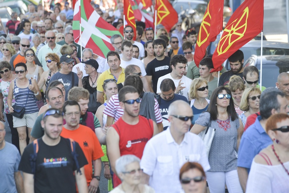 Euskal errepublikaren alde 2.500 pertsona bildu ditu Sortuk. (Idoia ZABALETA / ARGAZKI PRESS)