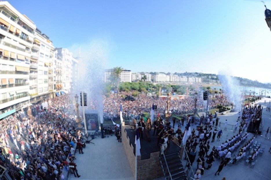 El tradicional cañonazo ha dado comienzo a las fiestas. (Jon URBE / ARGAZKI PRESS)