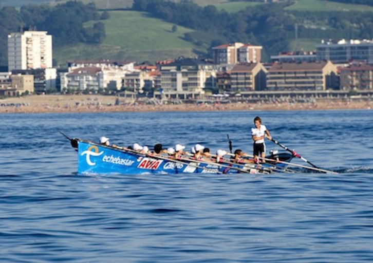 Urdaibaikoak nagusitu dira Zarautzen, lehen jardunaldian. (Marisol RAMIREZ / ARGAZKI PRESS)