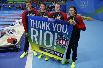 Michael Phelps, junto a sus compañeros de equipo. (Odd ANDERSEN)