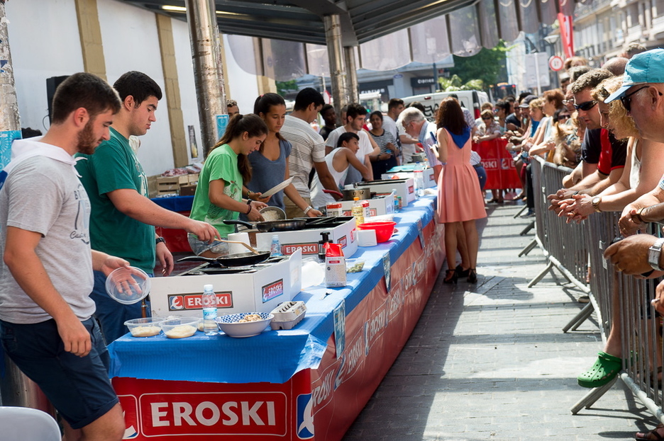 Bertako produktuak erabiliz, sukaldaritza lehiaketa egin dute gazteek. (Iñigo URIZ/ARGAZKI PRESS)