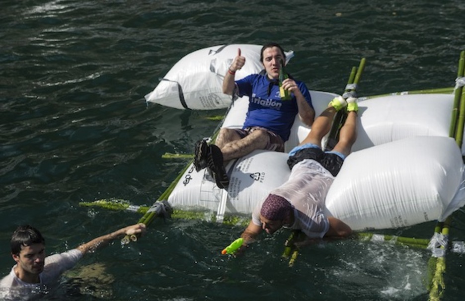 Los piratas no han pasado sed en el trayecto. (Jagoba MANTEROLA/ARGAZKI PRESS)