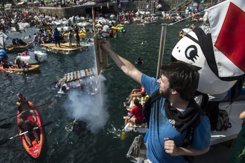 Lanzamiento del txupinazo que ha dado inicio al abordaje. (Jagoba MANTEROLA/ARGAZKI PRESS)