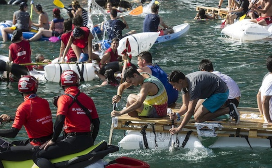 Los piratas, bajo la supervisión de los bomberos para que la fiesta transcurra sin sobresaltos. (Jagoba MANTEROLA/ARGAZKI PRESS)
