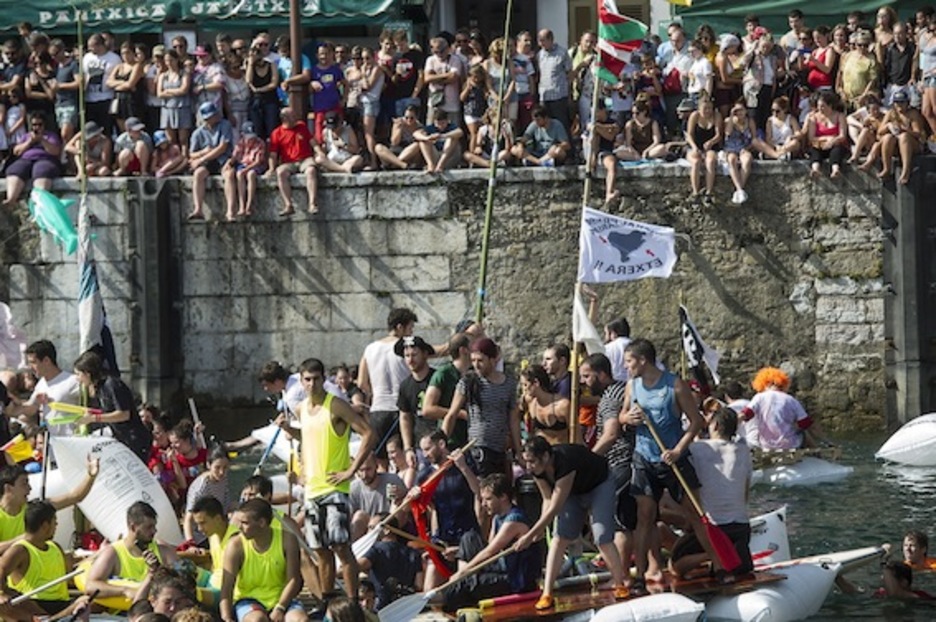 El abordaje se ha desarrollado en un agradable ambiente festivo. (Jagoba MANTEROLA/ARGAZKI PRESS)