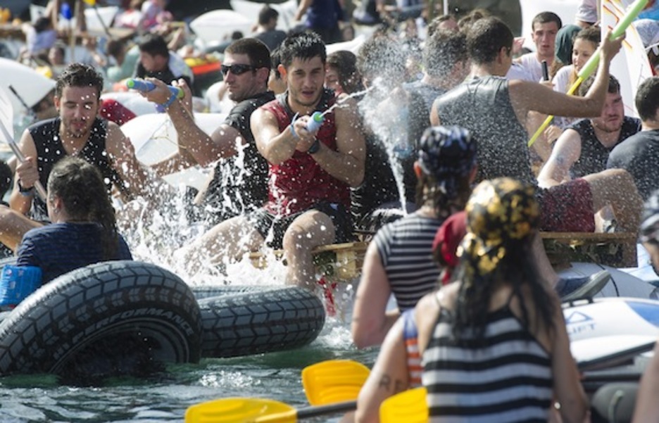 Las altas temperaturas invitaban a refrescarse. (Jagoba MANTEROLA/ARGAZKI PRESS)