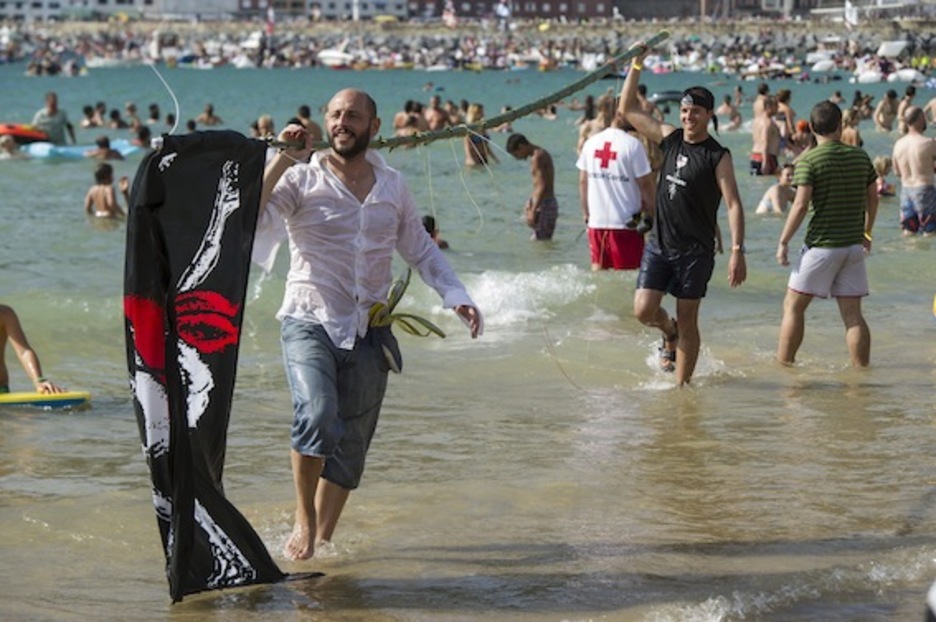 En el abordaje no podía faltar la bandera pirata. (Jagoba MANTEROLA/ARGAZKI PRESS)