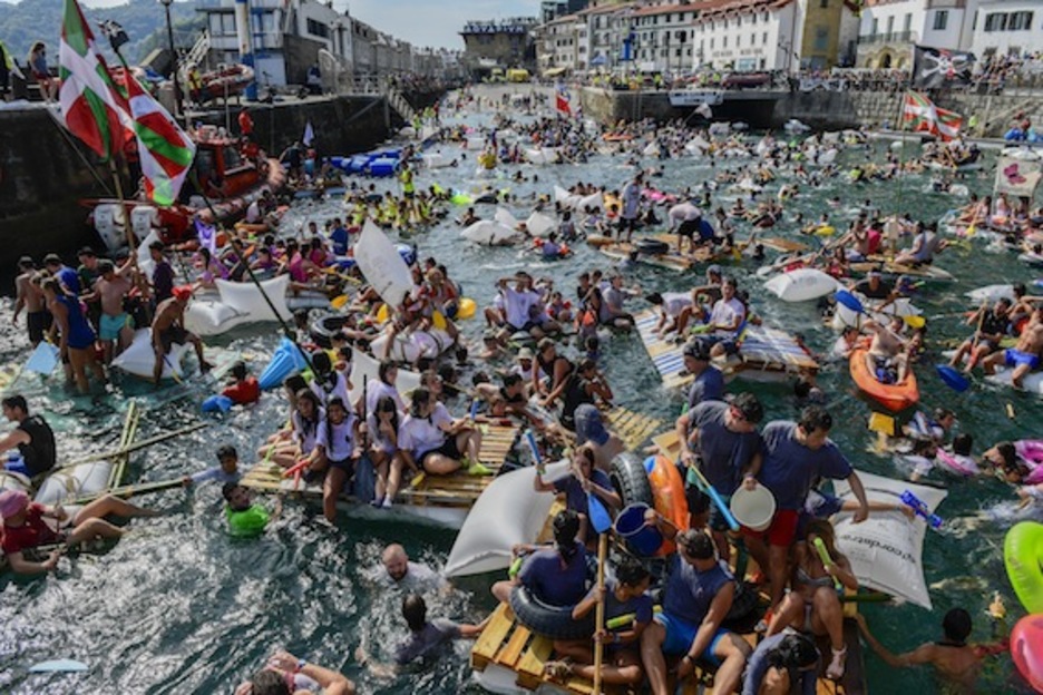 Colorido y mucha gente en el abordaje. (Juan Carlos RUIZ/ARGAZKI PRESS)