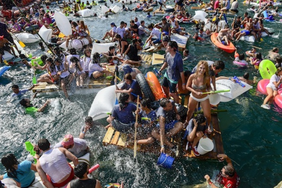Risas y chapuzones en el trayecto. (Juan Carlos RUIZ/ARGAZKI PRESS)