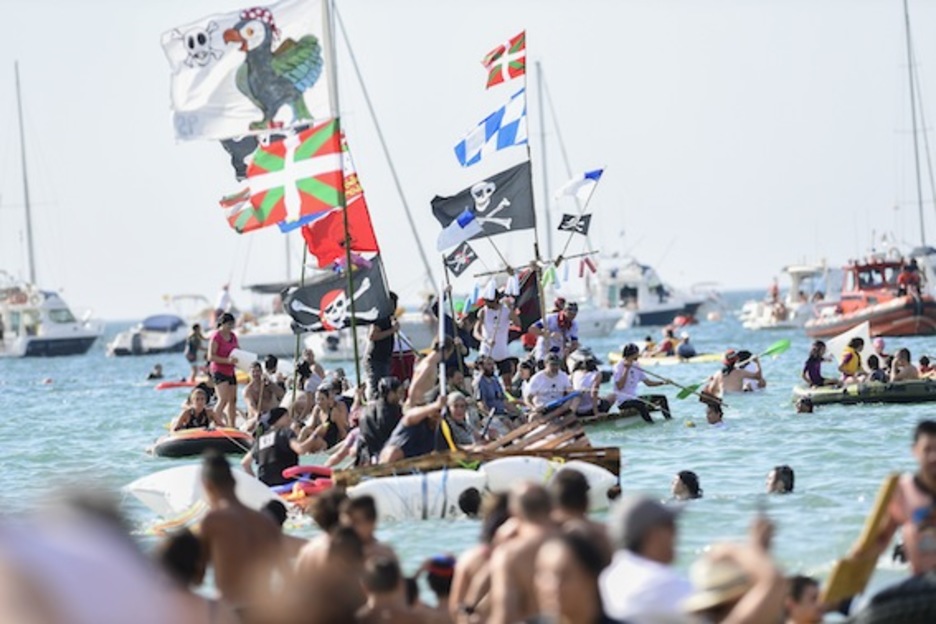 Los piratas surcando las aguas donostiarras. (Juan Carlos RUIZ/ARGAZKI PRESS)