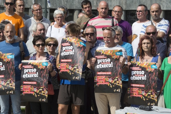 Comparecencia celebrada en Bilbo para convocar la manifestación del viernes 26. (Monika DEL VALLE / ARGAZKI PRESS)