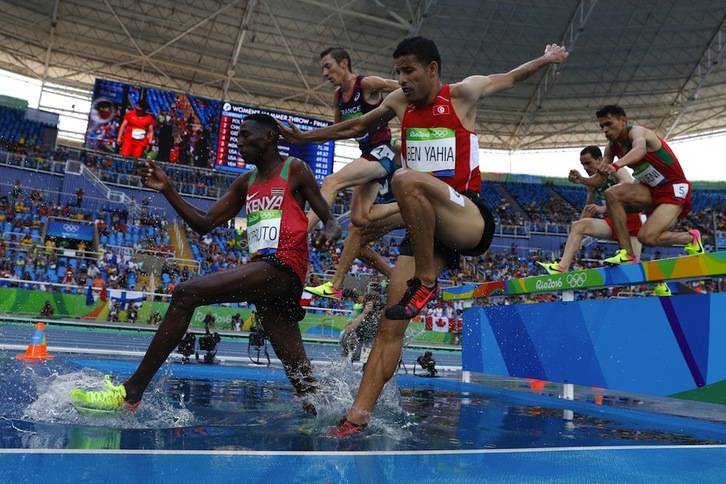 Kipruto ha dado a Kenia el noveno título consecutivo en obstáculos. (Adrian DENNIS / AFP)