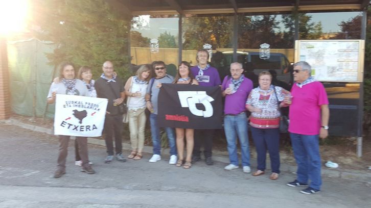 Txema Olabarrieta, con sus allegados en el exterior de la prisión de Cáceres.