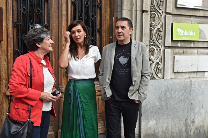 Laura Mintegi, Jasone Agirre y Arnaldo Otegi se han reunido en la sede de EH Bildu. (ARGAZKI PRESS)