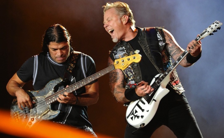 Robert Trujillo y James Hetfield, en un concierto anterior. (Tasso MARCELO / AFP)
