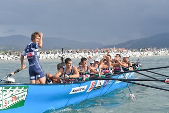 La tripulación de Urdaibai celebra su victoria. (Idoia ZABALETA / ARGAZKI PRESS)