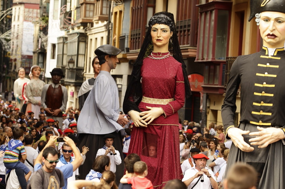 Erraldoiak, Bilboko Alde Zaharrean barrena. (ARGAZKI PRESS)