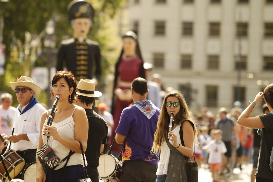 Txistuen doinuan egin dute dantza erraldoiek. (ARGAZKI PRESS)