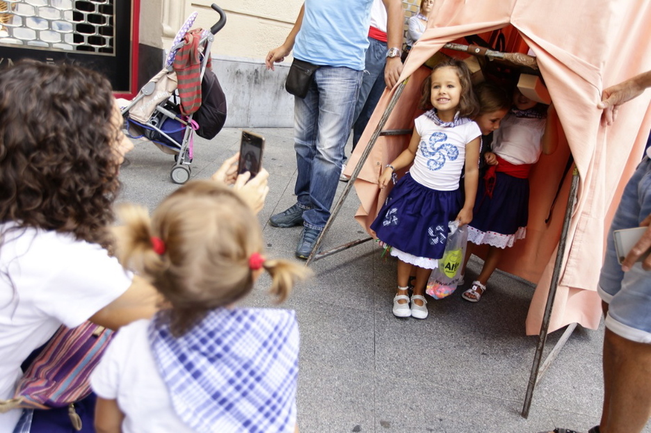 Umeak, erraldoien gonapean jolasean. (ARGAZKI PRESS)