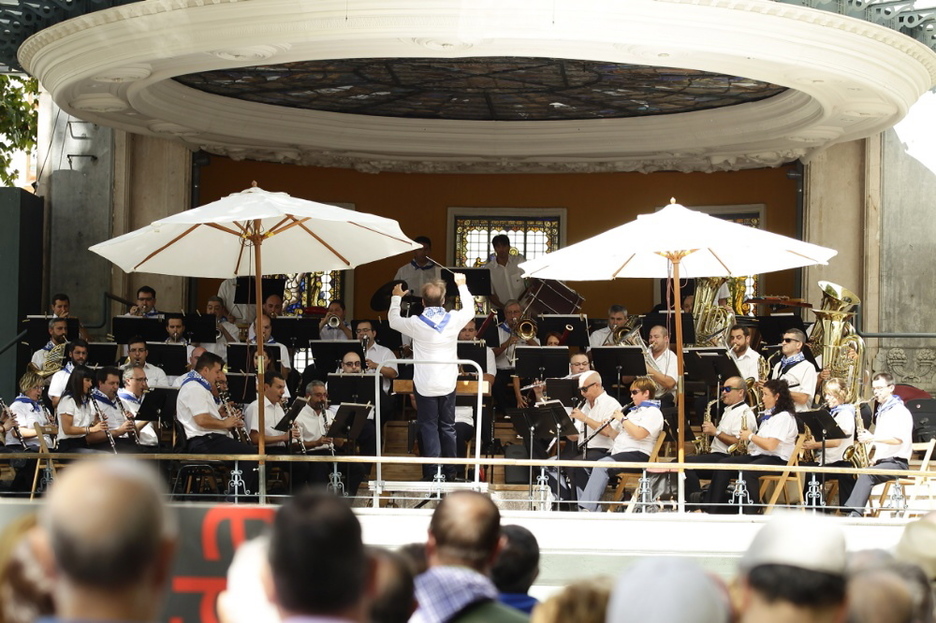 Musikariak, eguzki eder pean. (ARGAZKI PRESS)