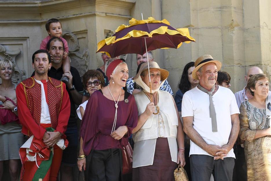 Jende garrantzitsua, eliza parean. (Juan Carlos RUIZ/ARGAZKI PRESS)