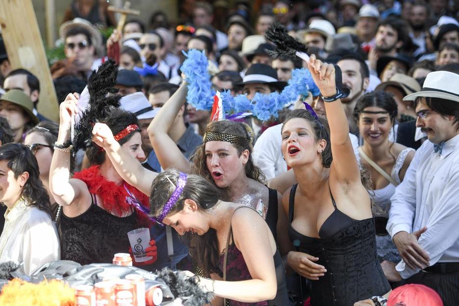 Herritar xumeak, berriz, behean, eliteei begira. (Juan Carlos RUIZ/ARGAZKI PRESS)