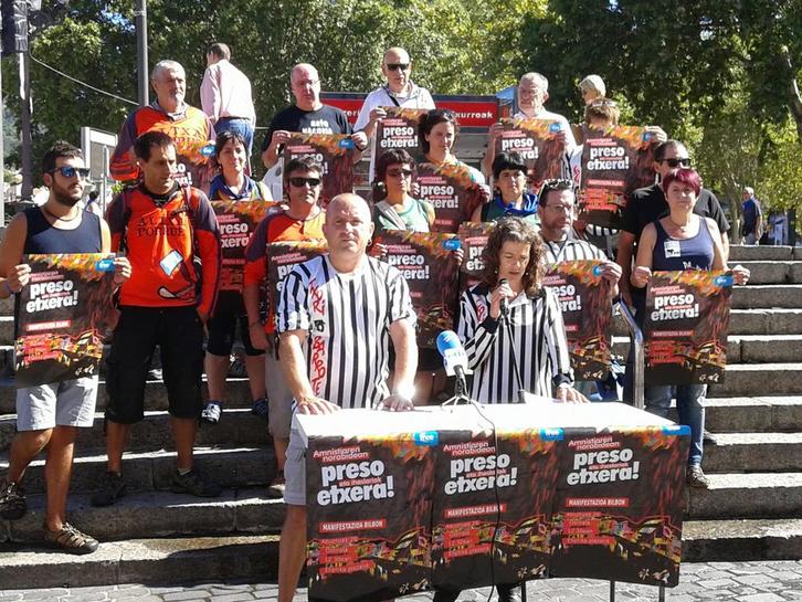 La comparecencia de los comparseros apoyando la manifestación de este viernes. (Agustin Goikoetxea)