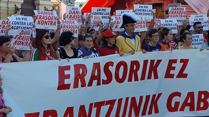 La pancarta ha sido portada por comparseras y la txupinera y el pregonero. (vía @alternatiba)