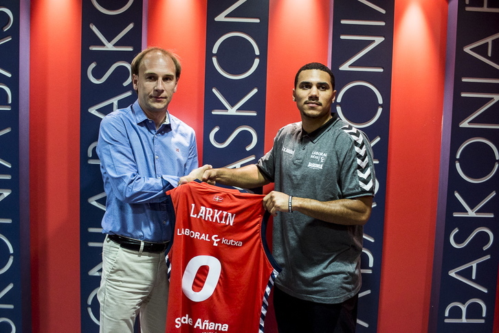 Larkin ha sido presentado como jugador del Baskonia. (Jaizki FONTANEDA / ARGAZKI PRESS)