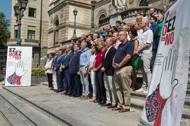 Concentración institucional en las escalinatas del Ayuntamiento de Bilbo. (Monika DEL VALLE / ARGAZKI PRESS)