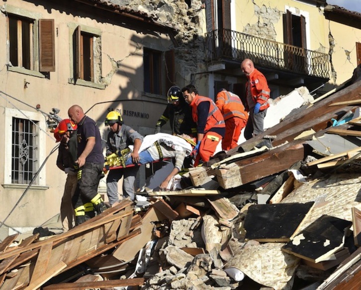 Los equipos de rescate trasladan a una persona herida. (AFP)