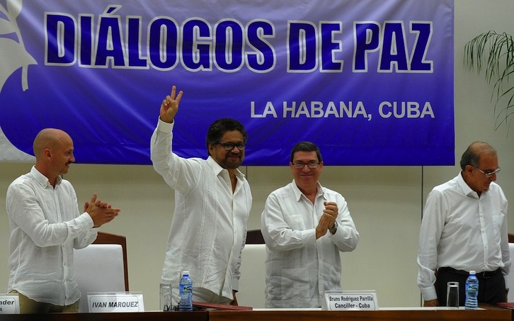 Iván Márquez, representante de las FARC en las negociaciones, realiza el signo de la victoria. (Yamil LAGE / AFP)