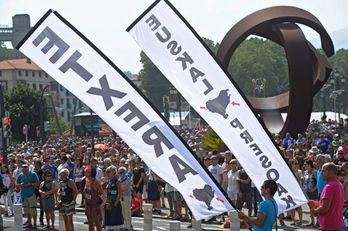 Miles de personas han reclamado en Bilbo la vuelta a casa de presos y exiliados. (ARGAZKI PRESS)