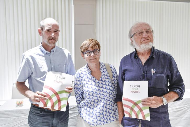 Paul Rios, Gemma Zabaleta eta Pedro Ibarra dira, besteak beste, ekimenaren sustatzaileak. (Juan Carlos RUIZ/ARGAZKI PRESS)