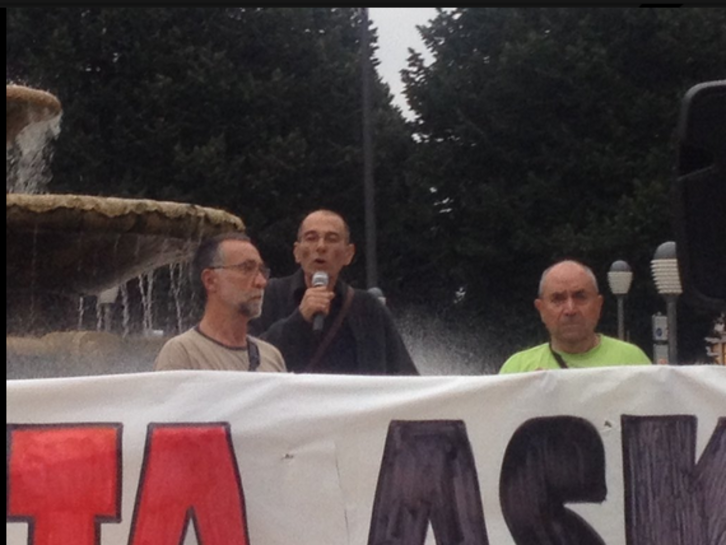 Uno de los huelguistas se trasladó el sábado a Bilbo para hablar en la manifestación de ATA. (vía @LaHaineInfo)
