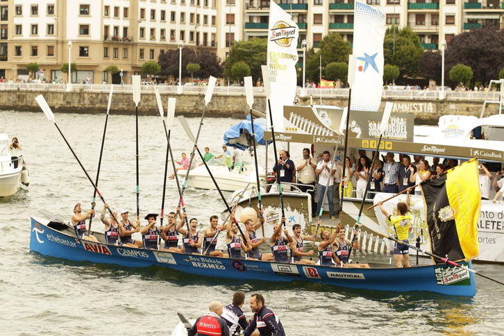 Los remeros de Urdaibai, con los remos en alto. (ARGAZKI PRESS)