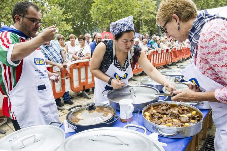 Los concursos de comida son muy populares en la Aste Nagusia. (Marisol RAMIREZ/AFP)