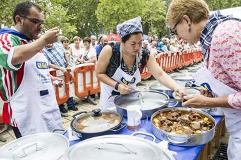 Los concursos de comida son muy populares en la Aste Nagusia. (Marisol RAMIREZ/AFP)