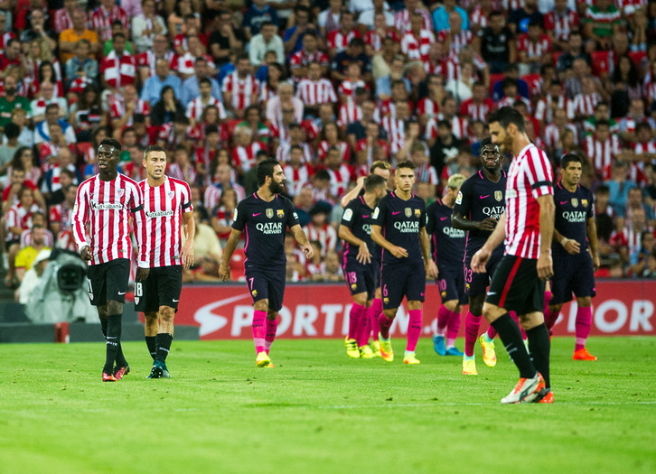 Los jugadores del Athletic, cabizbajos tras encajar el gol. (ARGAZKI PRESS)