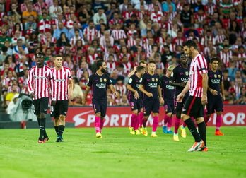 Los jugadores del Athletic, cabizbajos tras encajar el gol. (ARGAZKI PRESS)