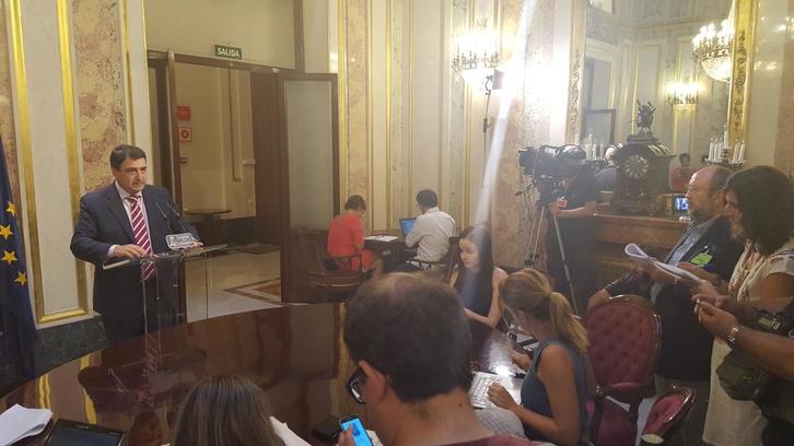 Aitor Esteban compareció ayer ante los medios tras el discurso de Rajoy. (@EAJPNV_Congreso)