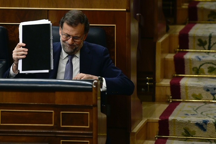 Mariano Rajoy, en su escaño del Congreso durante la votación. (Pierre-Phillipe MARCOU / AFP)