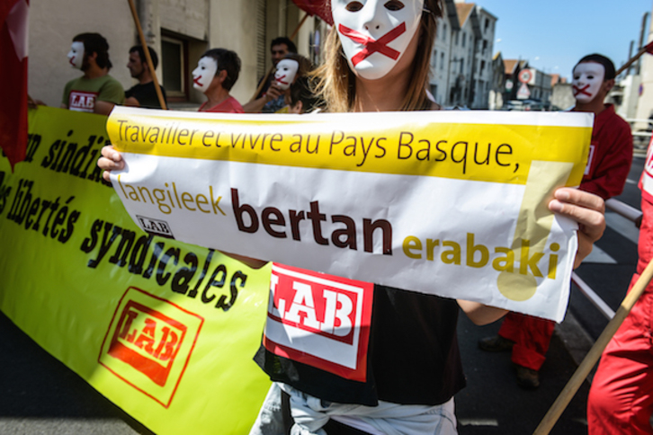 Movilización de LAB contra la prohibición de participar en las elecciones sindicales. ©Isabelle Miquelestorena